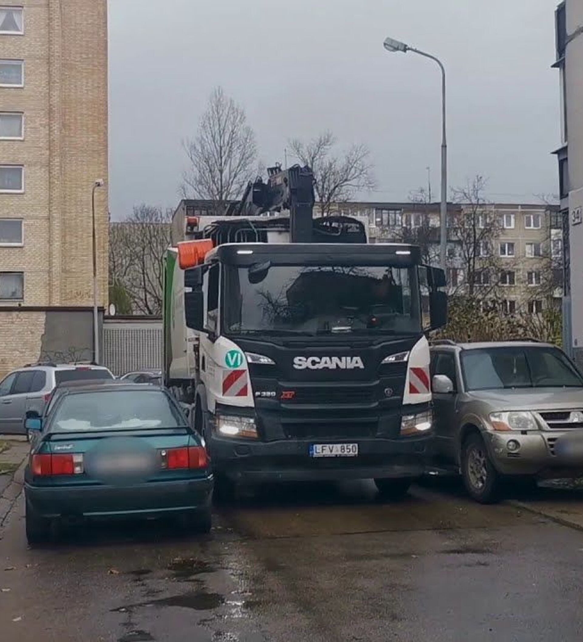 На видео показали, как мусоровоз протискивается среди машин в Вильнюсе -  13.12.2020, Sputnik Литва