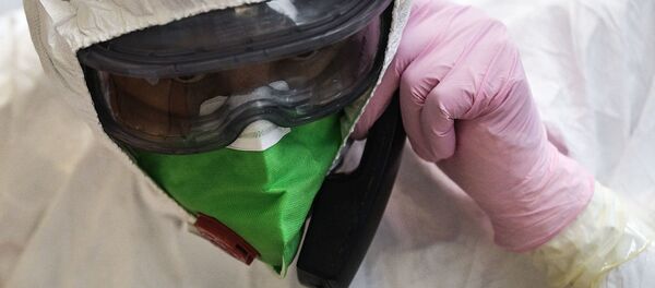 Врач в защитном костюме - Sputnik Литва