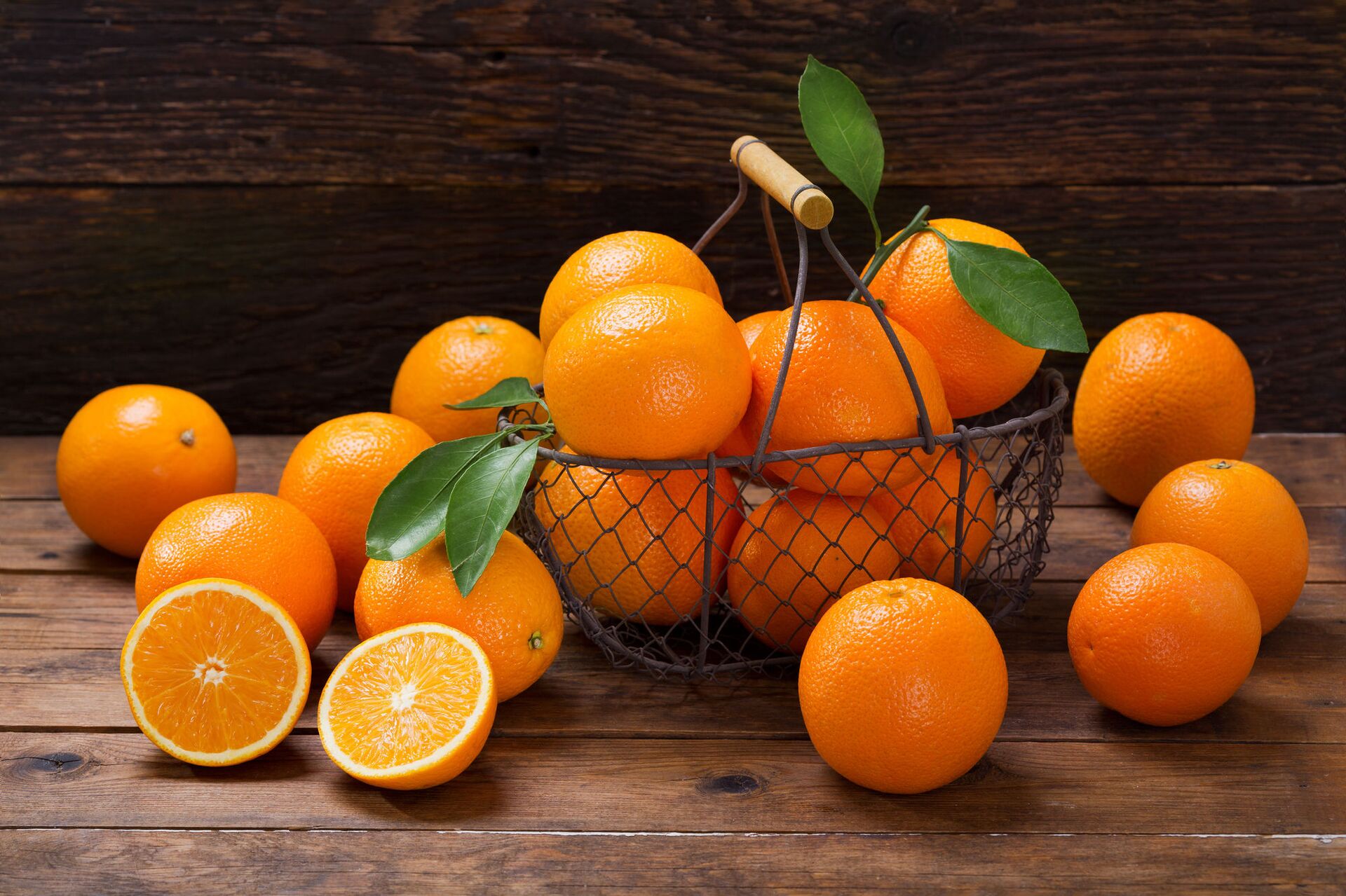 Апельсины на столе к корзинке - Sputnik Литва, 1920, 21.10.2021