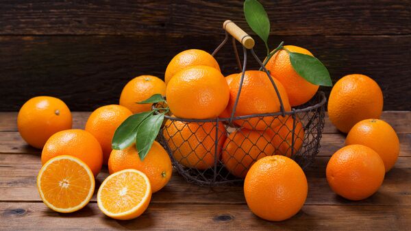 Апельсины на столе к корзинке - Sputnik Литва
