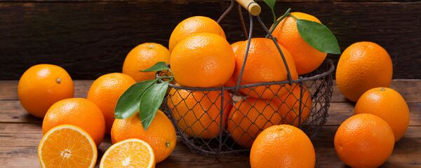 Апельсины на столе к корзинке - Sputnik Литва
