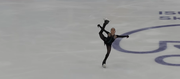 Появилось видео победного проката Валиевой на этапе Кубка России Появилось видео победного проката Валиевой на этапе Кубка России - Sputnik Литва