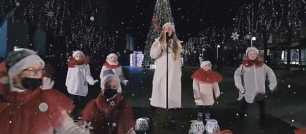 Virtualiame eglutės įžiebime Alytuje suskambėjo Vakarės Jarmalavičiūtės atliekama daina Kalėdų šviesa Virtualiame eglutės įžiebime Alytuje suskambėjo Vakarės Jarmalavičiūtės atliekama daina Kalėdų šviesa - Sputnik Lietuva