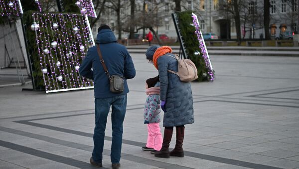 Семья с ребенком около главной рождественской елки Литвы, Вильнюс - Sputnik Литва