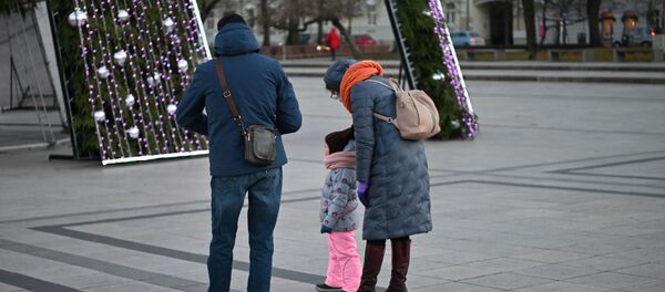 Семья с ребенком около главной рождественской елки Литвы, Вильнюс - Sputnik Литва
