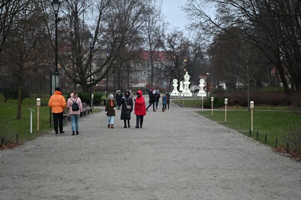 Люди гуляют в саду Бернардинцев, Вильнюс - Sputnik Lietuva
