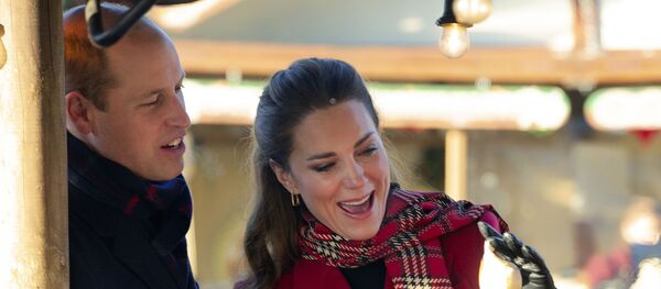Британский принц Уильям и Кэтрин, герцогиня Кембриджская в Кардиффе, Уэльс, Великобритания Британский принц Уильям и Кэтрин, герцогиня Кембриджская в Кардиффе, Уэльс, Великобритания - Sputnik Литва