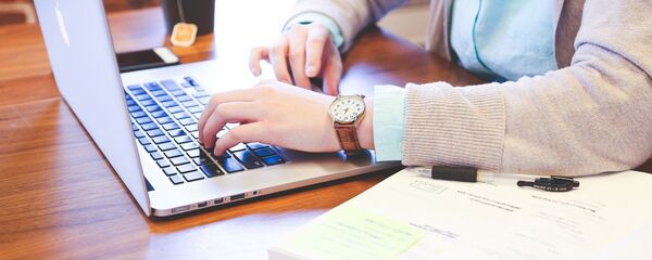 Женщина работает за компьютером - Sputnik Литва