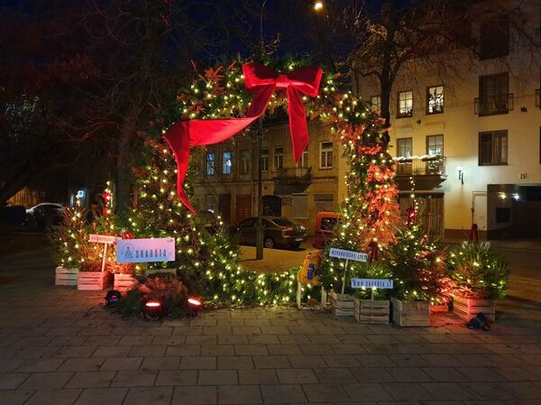 Nuo šventinių žirafų iki didžiulio kalėdinio vainiko: Kalėdos Vilniaus rajonuose Nuo šventinių žirafų iki didžiulio kalėdinio vainiko: Kalėdos Vilniaus rajonuose - Sputnik Lietuva