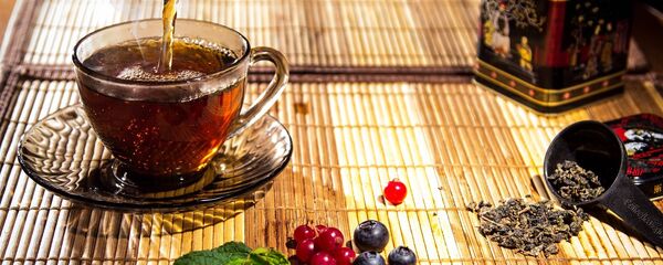 Чай наливается из чайника в чашку Чай наливается из чайника в чашку - Sputnik Lietuva