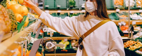 Покупательница в отделе фруктов универмага Покупательница в отделе фруктов универмага - Sputnik Литва