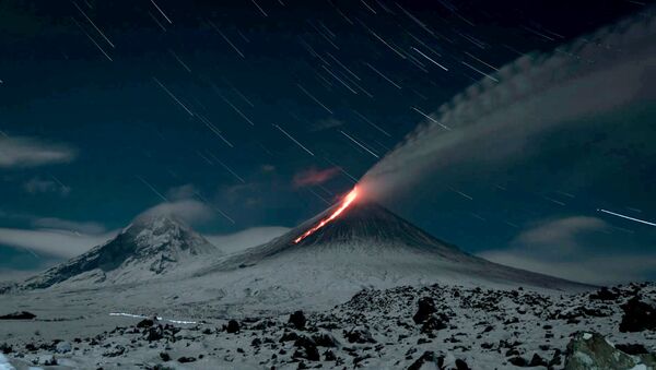 Огненная река и столбы пепла: извержение вулкана Ключевской на Камчатке - Sputnik Литва