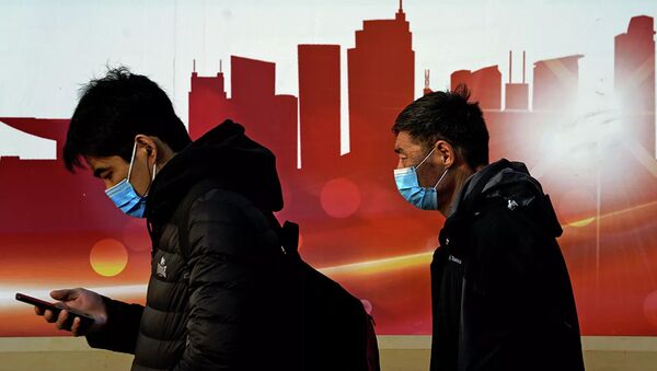 Люди в защитных масках на улице в Пекине, Китай  - Sputnik Lietuva