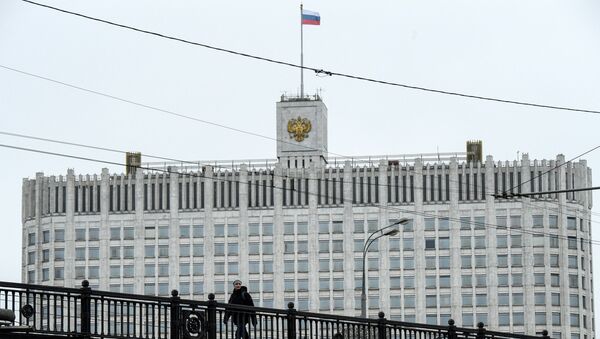 Человек идет на фоне здания Дом Правительства РФ - Sputnik Lietuva