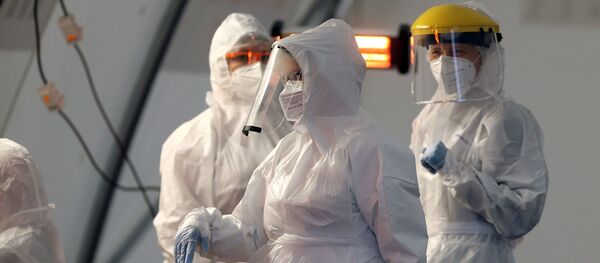 Медицинский работник в защитном костюме - Sputnik Литва