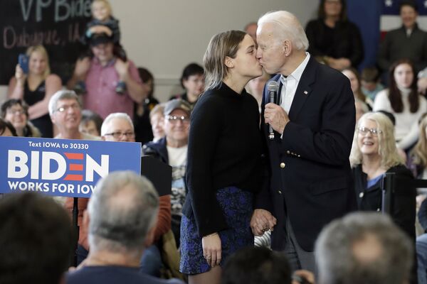 Бывший вице-президент Джо Байден целует свою внучку на президентской кампании  - Sputnik Литва