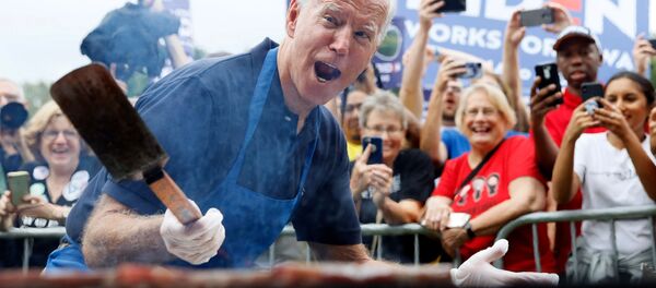 Кандидат в президенты США Джо Байден во время жарки стейка Кандидат в президенты США Джо Байден во время жарки стейка - Sputnik Lietuva