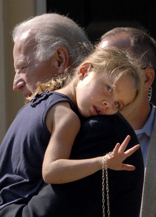 Сенатор Джо Байден с внучкой после церковной службы, 2008 год  - Sputnik Lietuva