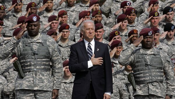Вице-президент Джо Байден во время исполнения гимна с вернувшимися из Ирака военными  - Sputnik Lietuva