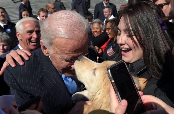 Бывший вице-президент Джо Байден с собакой в Вашингтоне  - Sputnik Lietuva