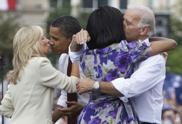 Кандидат в президенты Барак Обама и кандидат в вице-президенты Джо Байден с женами, 2008 год  - Sputnik Lietuva