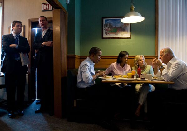 Кандидат в президенты Барак Обама и кандидат в вице-президенты Джо Байден с женами во время завтрака, 2008 год  - Sputnik Литва