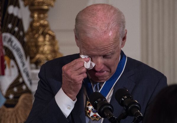 Вице-президент США Джо Байден смахивает слезу во время награждения президентской медалью Свободы в Белом доме  - Sputnik Литва