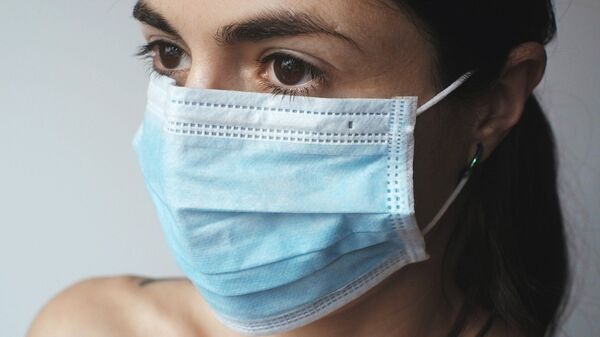 Лицо девушки в медицинской маске, архивное фото - Sputnik Литва