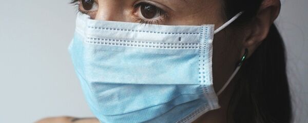 Лицо девушки в медицинской маске, архивное фото - Sputnik Литва