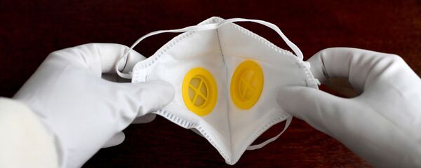 Защитная маска в руках с перчатками - Sputnik Литва