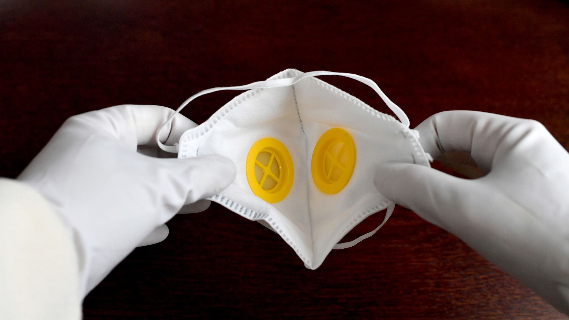 Защитная маска в руках с перчатками - Sputnik Литва, 1920, 08.03.2021