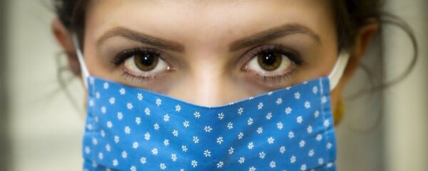Лицо девушки в самодельной защитной маске - Sputnik Литва