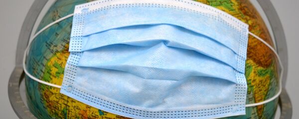 Медицинская маска на глобусе Медицинская маска на глобусе - Sputnik Lietuva