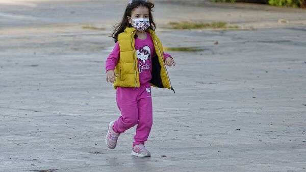 Ребенок в защитной маске на улице - Sputnik Lietuva