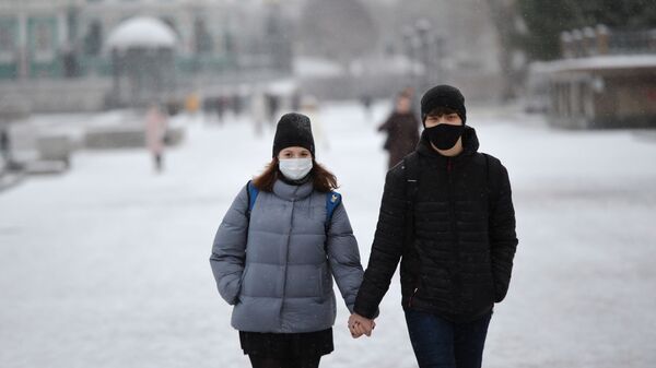 Молодые люди в защитных масках на улице - Sputnik Lietuva