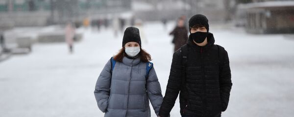 Молодые люди в защитных масках на улице Молодые люди в защитных масках на улице - Sputnik Lietuva
