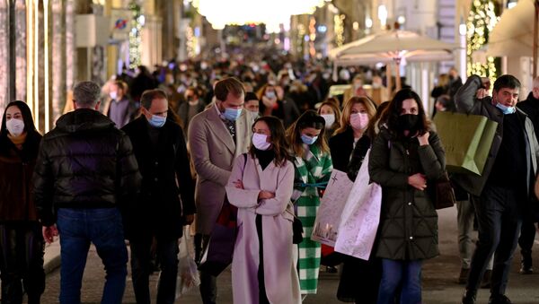 Люди в защитных масках на улице - Sputnik Литва
