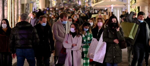 Люди в защитных масках на улице Люди в защитных масках на улице - Sputnik Lietuva