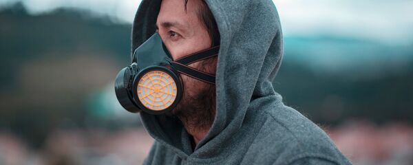 Мужчина в защитной маске на улице Мужчина в защитной маске на улице - Sputnik Lietuva