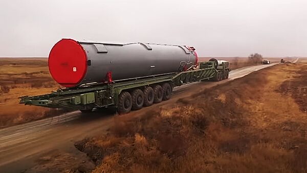 Установка межконтинентальной баллистической ракеты Авангард в шахтную пусковую установку - Sputnik Lietuva