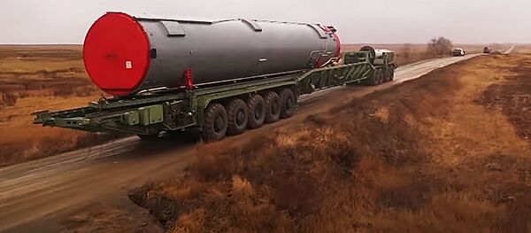 Установка межконтинентальной баллистической ракеты Авангард в шахтную пусковую установку Установка межконтинентальной баллистической ракеты Авангард в шахтную пусковую установку - Sputnik Литва