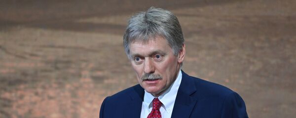 Заместитель руководителя администрации президента, пресс-секретарь президента РФ Дмитрий Песков на ежегодной большой пресс-конференции президента РФ Владимира Путина Заместитель руководителя администрации президента, пресс-секретарь президента РФ Дмитрий Песков на ежегодной большой пресс-конференции президента РФ Владимира Путина - Sputnik Lietuva