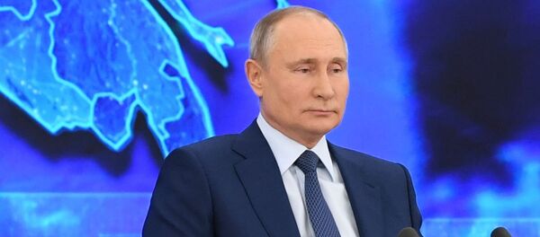 Президент РФ Владимир Путин на большой ежегодной пресс-конференции в режиме видеоконференции - Sputnik Литва