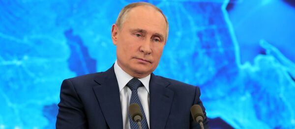 Президент РФ Владимир Путин на большой ежегодной пресс-конференции в режиме видеоконференции - Sputnik Литва