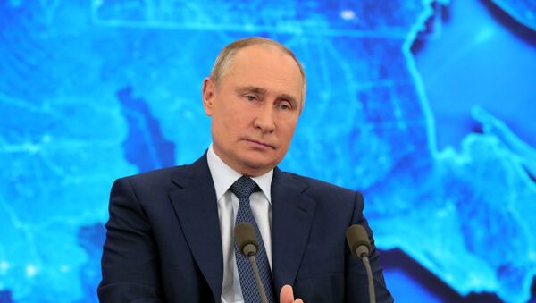 Президент РФ Владимир Путин на большой ежегодной пресс-конференции в режиме видеоконференции - Sputnik Литва