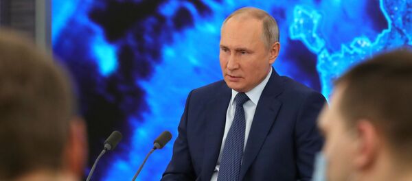 Президент РФ Владимир Путин на большой ежегодной пресс-конференции Президент РФ Владимир Путин на большой ежегодной пресс-конференции - Sputnik Lietuva