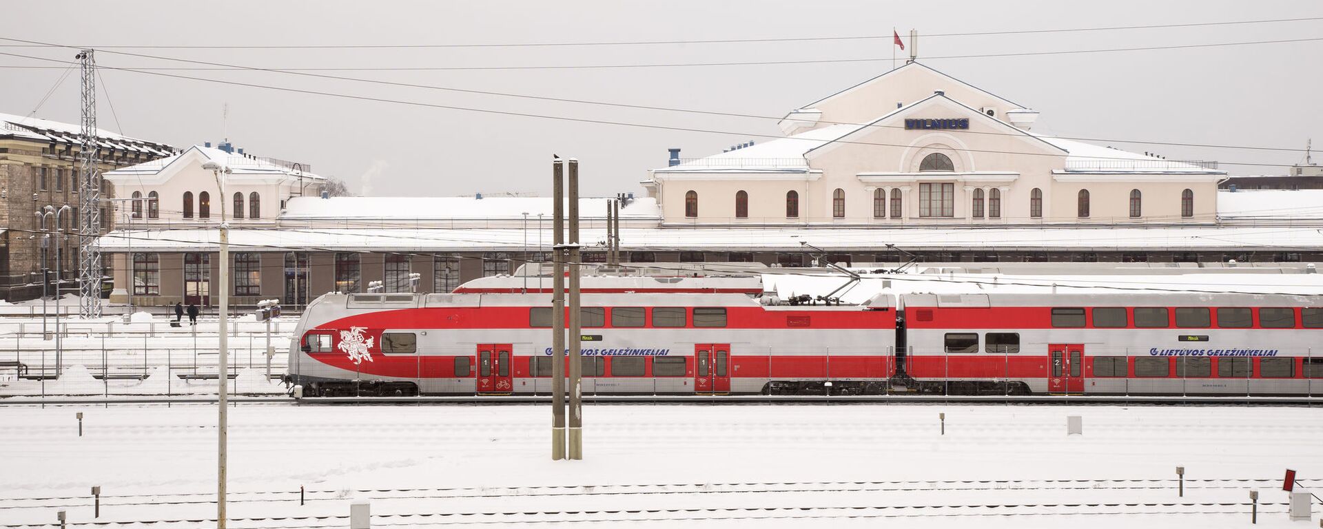 Поезд на фоне Вильнюсского вокзала, Литва - Sputnik Lietuva, 1920, 04.02.2022
