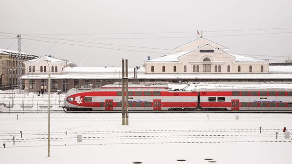 Поезд на фоне Вильнюсского вокзала, Литва - Sputnik Lietuva