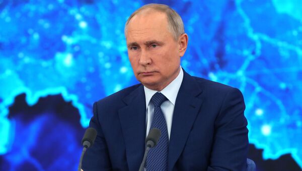 Президент РФ Владимир Путин на большой ежегодной пресс-конференции - Sputnik Lietuva