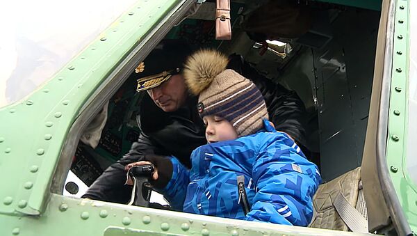Летчики Балтфлота исполнили мечту мальчика с тяжелым заболеванием - Sputnik Литва
